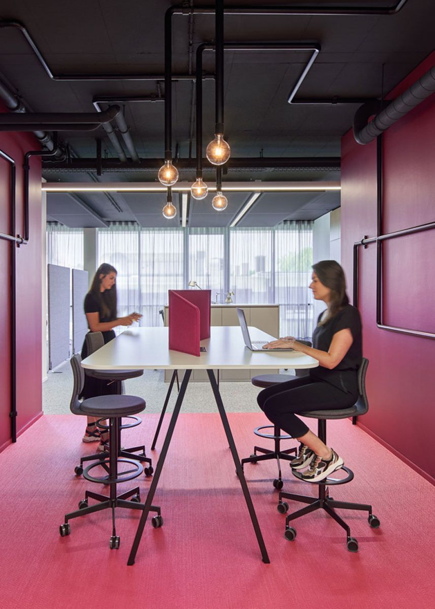 Bürogestaltung bei NEW bietet flexible Arbeitszonen im Multispace