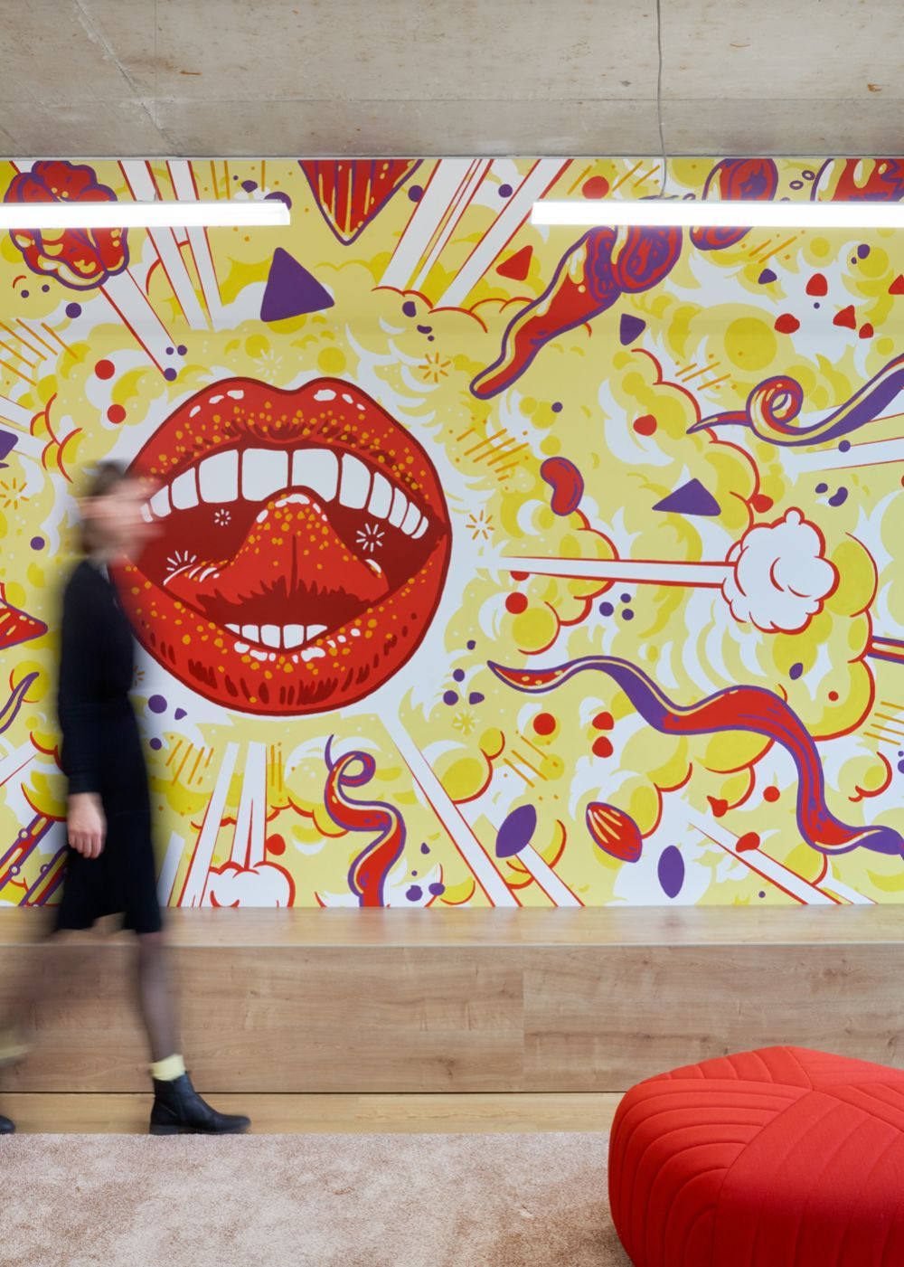 Brand Architecture wird durch individuelle Wandgrafik bei Intersnack in Düsseldorf untermalt
