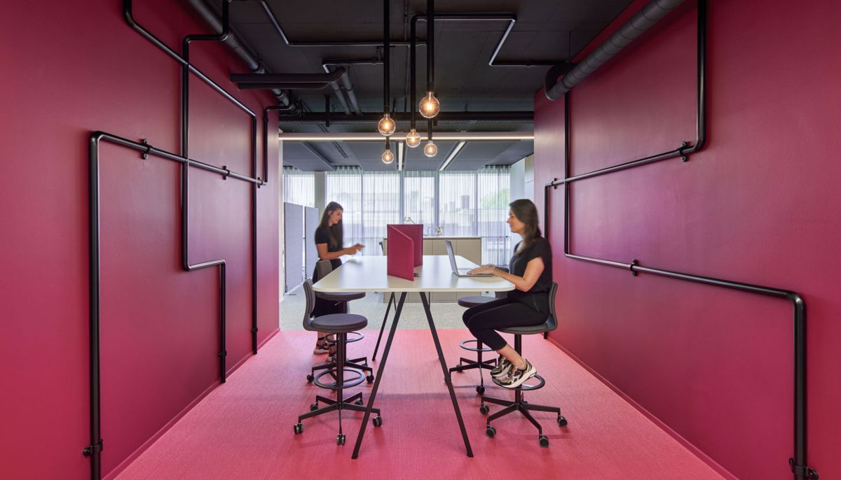 Bürogestaltung bei NEW bietet flexible Arbeitszonen im Multispace